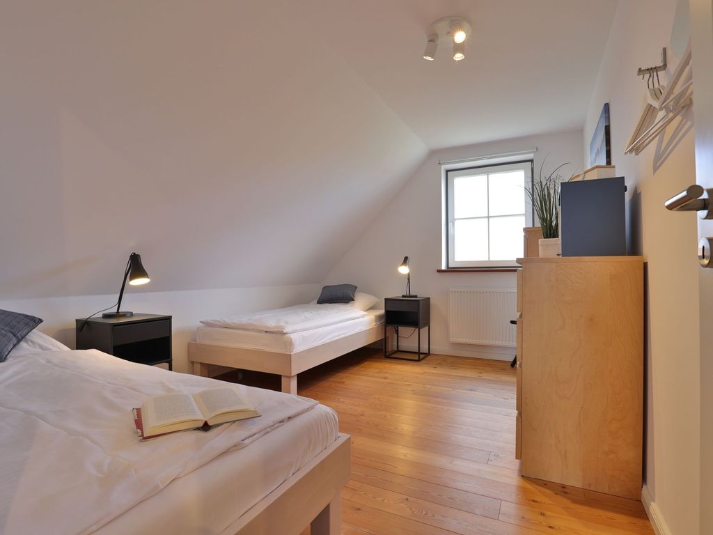 Ruhe-Insel Ferienhaus - Blick in das Schlafzimmer mit 2 Einzelbetten im OG