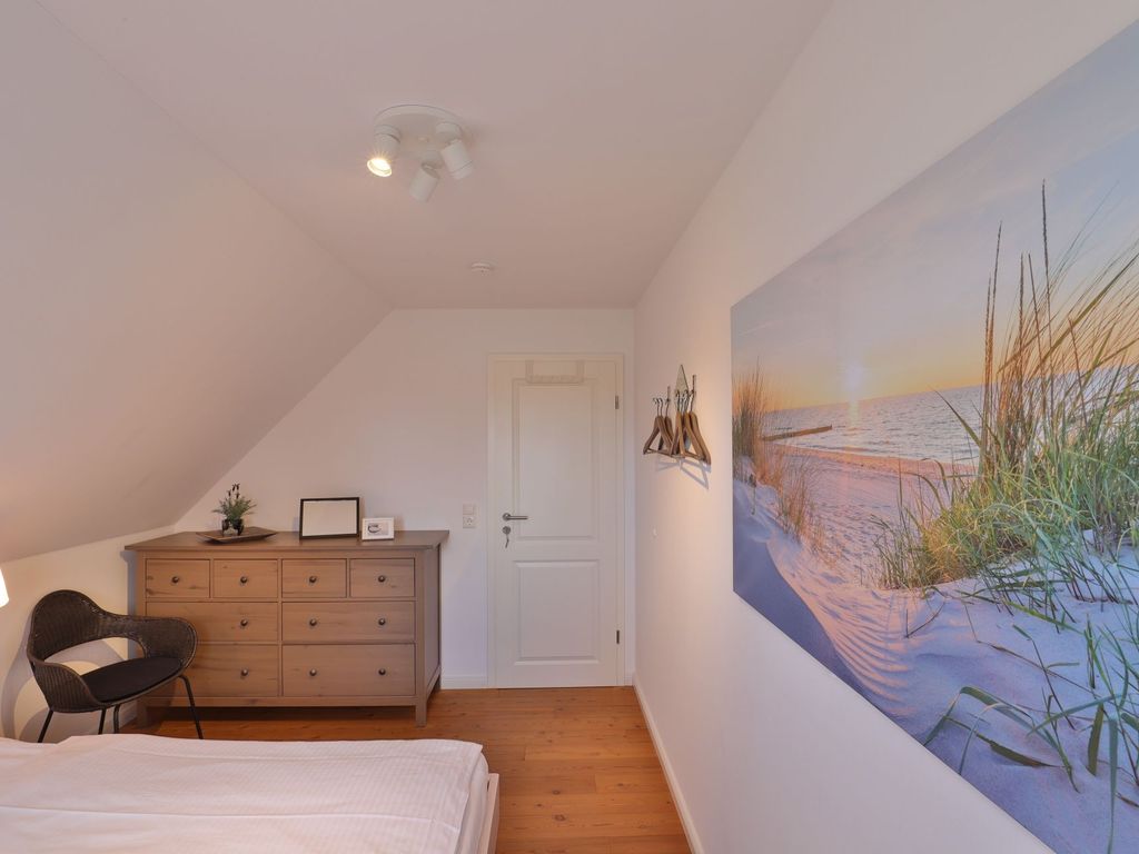 Ruhe-Insel Ferienhaus - Blick in das Schlafzimmer mit einem Doppelbett im OG