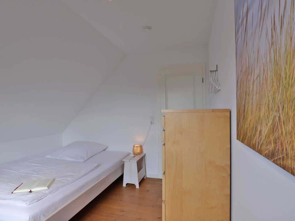 Ruhe-Insel Ferienhaus - Blick in das Schlafzimmer mit einem 1,40m Bett im OG