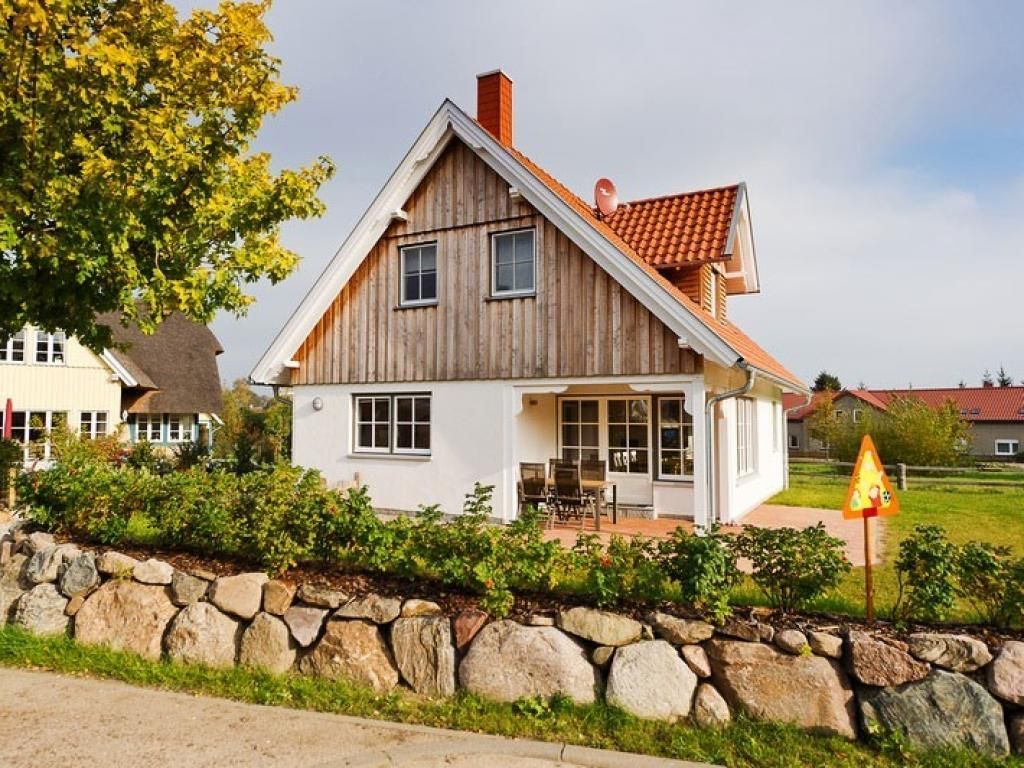 Ruhe-Insel Ferienhaus - Blick auf das Haus und das Grundstück