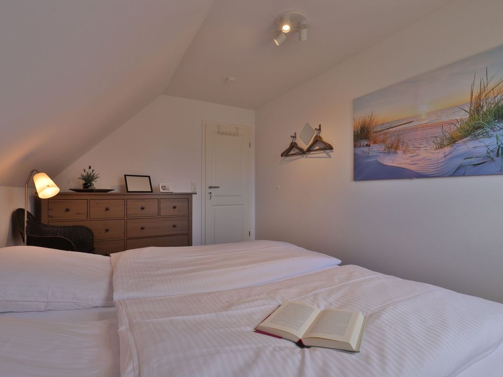 Ruhe-Insel Ferienhaus - Blick in das Schlafzimmer mit einem Doppelbett im OG