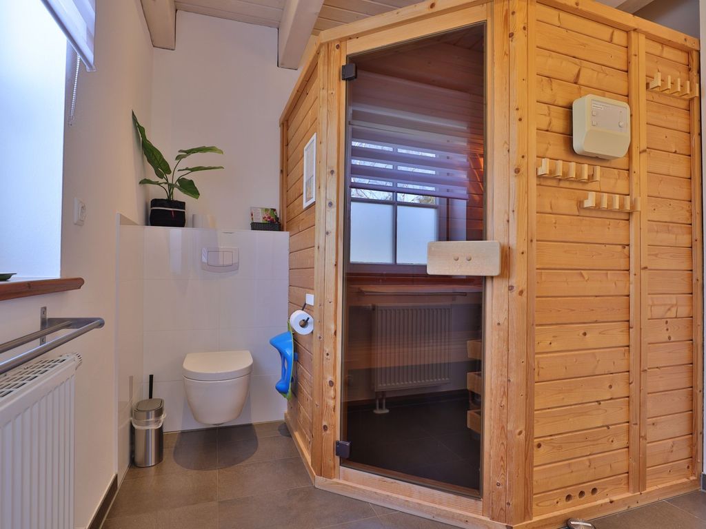 Ruhe-Insel Ferienhaus - Blick auf die Sauna im EG