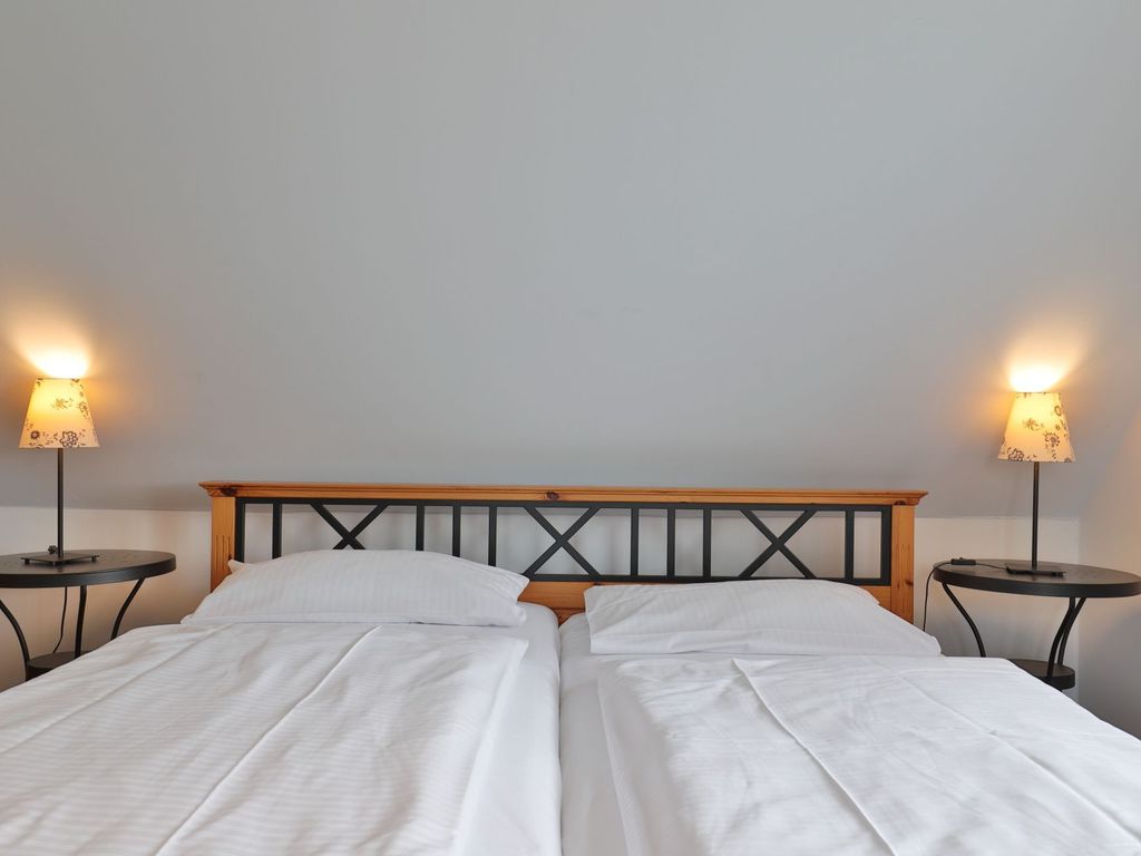 Sternschnuppe - Blick in das große Schlafzimmer mit Balkon