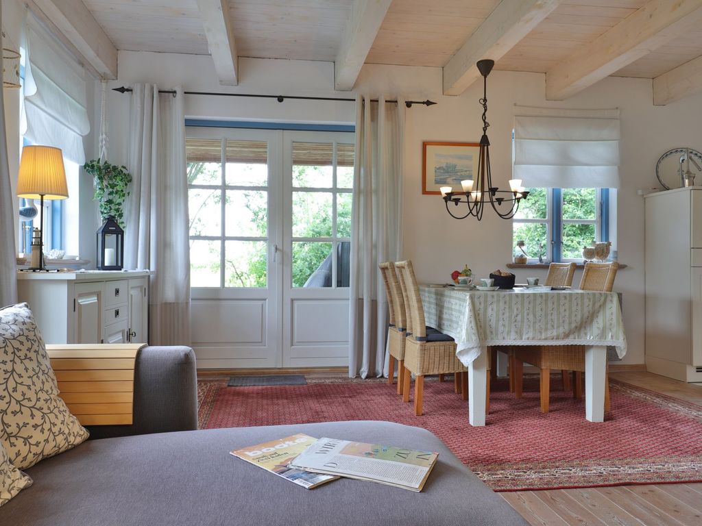 Sternschnuppe - Blick vom Sofa auf den Essbereich und die Küchenzeile