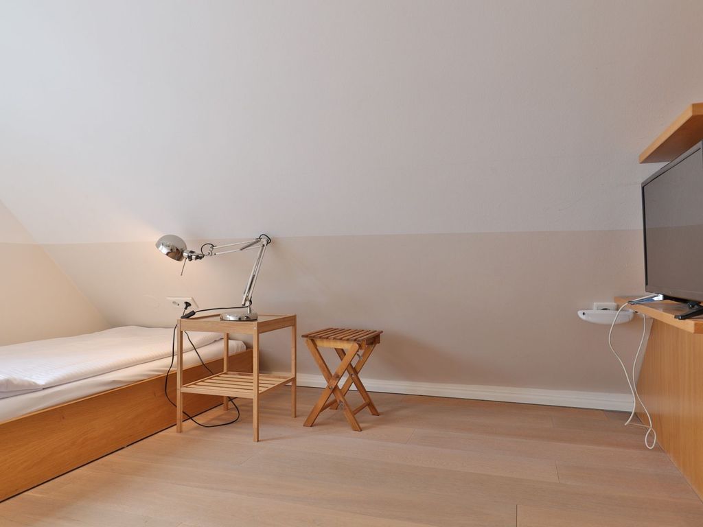 Traveblick - Blick in das kleine Schlafzimmer mit 2 Einzelbetten und TV