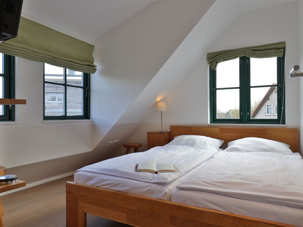 Traveblick - Blick in das Schlafzimmer mit einem Doppelbett