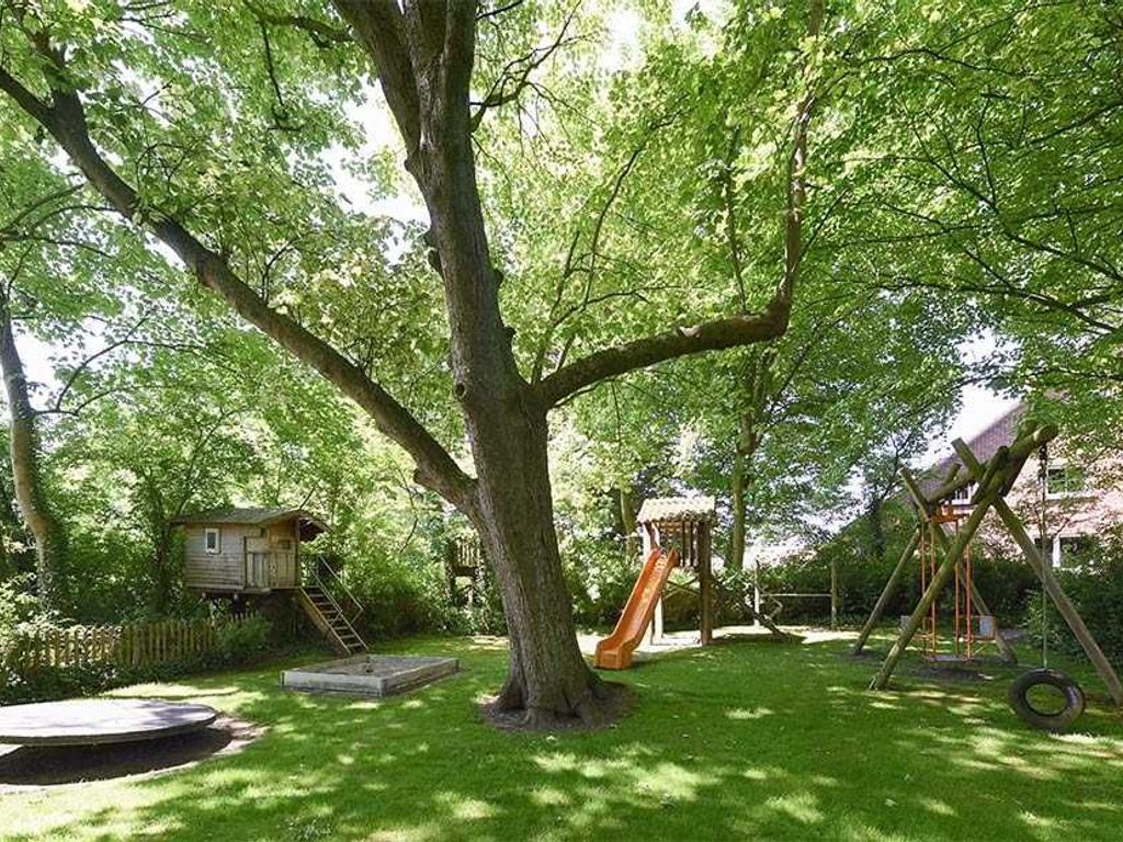 Garten mit Spielgeräten