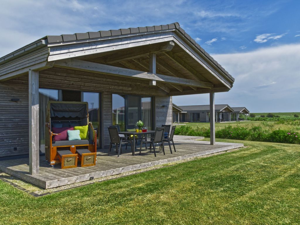 Außenansicht mit überdachter Terrasse