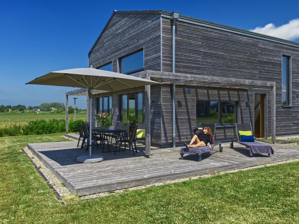 Blick auf die Terrasse mit Sonnenschirm