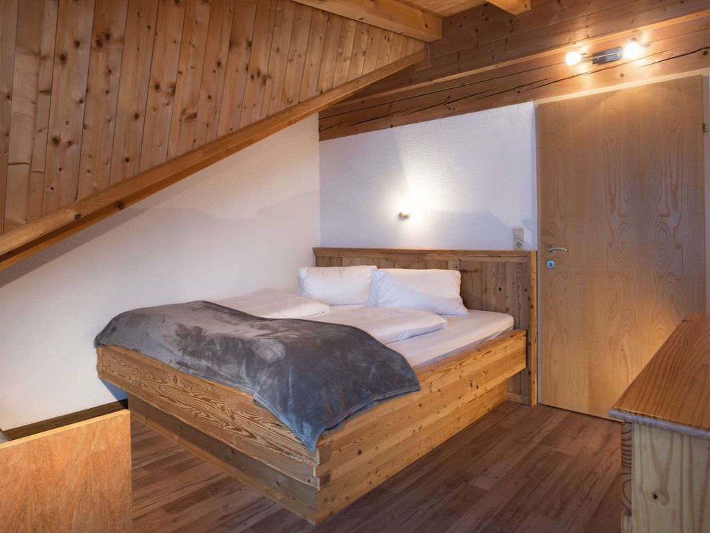 Schlafzimmer mit Doppelbett und Einzelbett