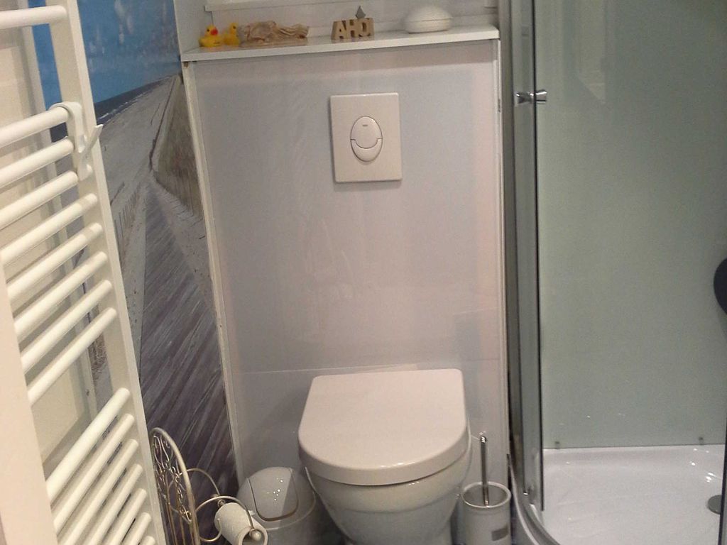 Badezimmer , Dusche, WC und Fön