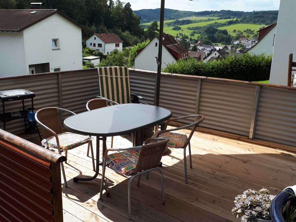 Terrasse mit Elektrogrill, Sitz und Liege Möglichkeit