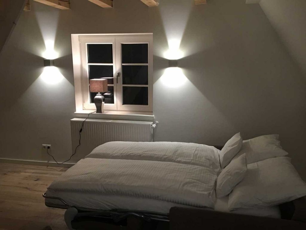 Wohnzimmer am Abend mit Bettcoach für zwei Personen
