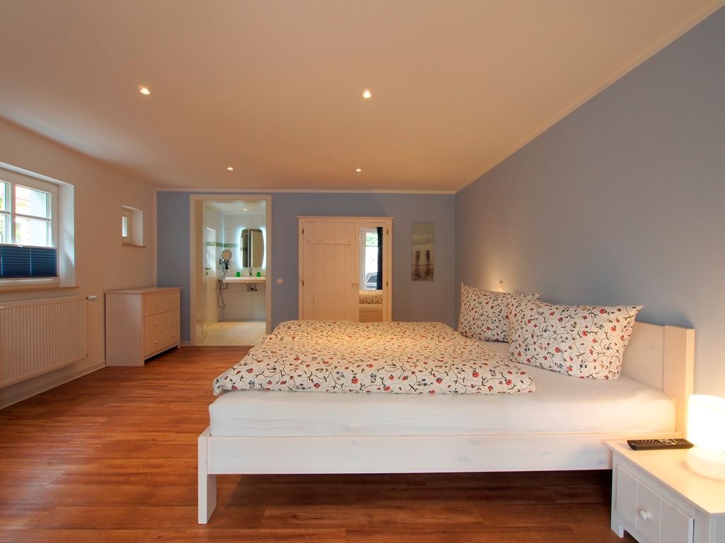Muschel Whg. Delfin - Blick in das Schlafzimmer mit einem Pflegebett