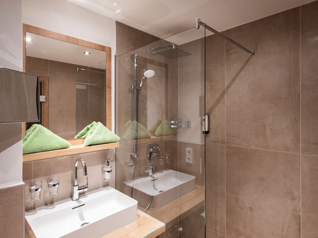 Besonderen Wert haben wir bei der Zimmerkategorie Almboden auf erholsamen Schlaf im Zirbenbett mit Relax 2000 Schlafsystem gelegt, des Weiteren kleiden hochwertige Stoffe unsere Südzimmer mit Blick Richtung Naturschutzgebiet ein gemütliches Wohlfühlambiente.