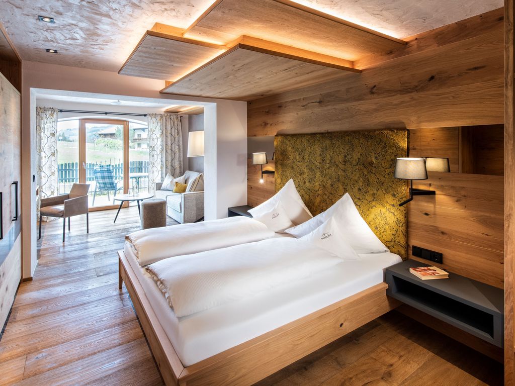 Die gemütlichen Komfortzimmer der Kategorie Rossalpe befinden sich auf der Westseite unseres Hauses. Nach einem Urlaubstag in atemberaubender Bergkulisse, schmiegen Sie sich im großzügigen Wohn- & Schlafraum in Ihre Couch und schauen über die Bogner Weiden das Tal entlang den letzten Sonnenstrahlen des Tages entgegen.
