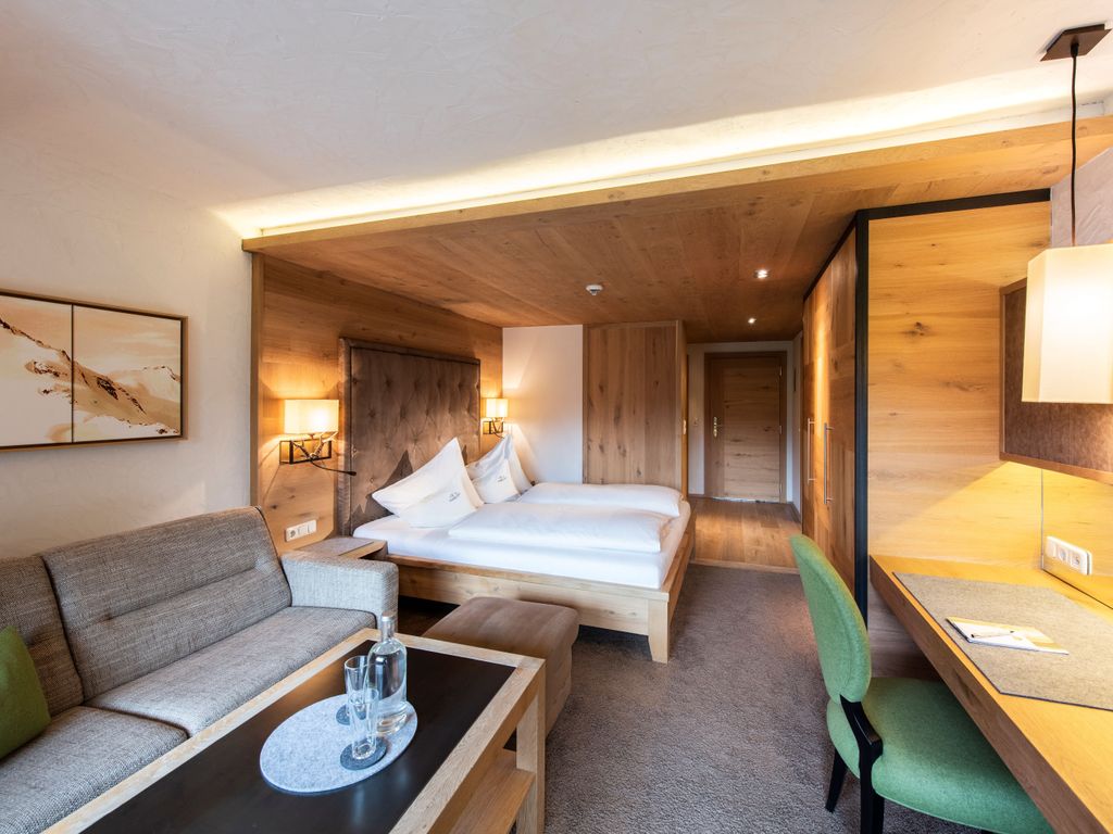 Unsere Familienzimmer, mit getrenntem Einzelschlafbereich, bestechen durch Ihren Mix aus Tradition und Moderne. Ein geräumiger Wohn- & Schlafbereich lädt zu romantischen Stunden zu zweit ein. Der Ausblick auf die imposante Bergkulisse der Tannheimer Berge, vollendet Ihr Urlaubserlebnis in Tannheim.