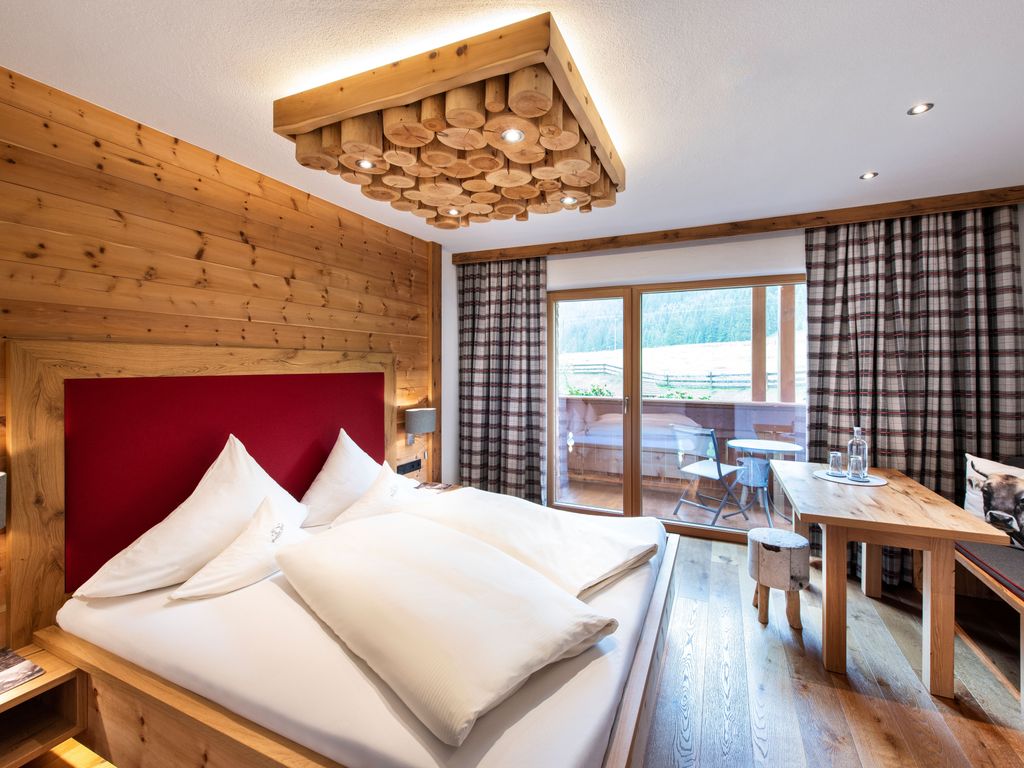 Besonderen Wert haben wir bei der Zimmerkategorie Almboden auf erholsamen Schlaf im Zirbenbett mit Relax 2000 Schlafsystem gelegt, des Weiteren kleiden hochwertige Stoffe unsere Südzimmer mit Blick Richtung Naturschutzgebiet ein gemütliches Wohlfühlambiente.
