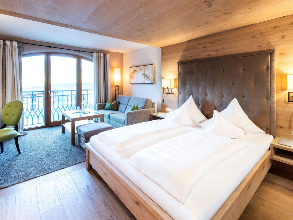 Unsere Familienzimmer, mit getrenntem Einzelschlafbereich, bestechen durch Ihren Mix aus Tradition und Moderne. Ein geräumiger Wohn- & Schlafbereich lädt zu romantischen Stunden zu zweit ein. Der Ausblick auf die imposante Bergkulisse der Tannheimer Berge, vollendet Ihr Urlaubserlebnis in Tannheim.