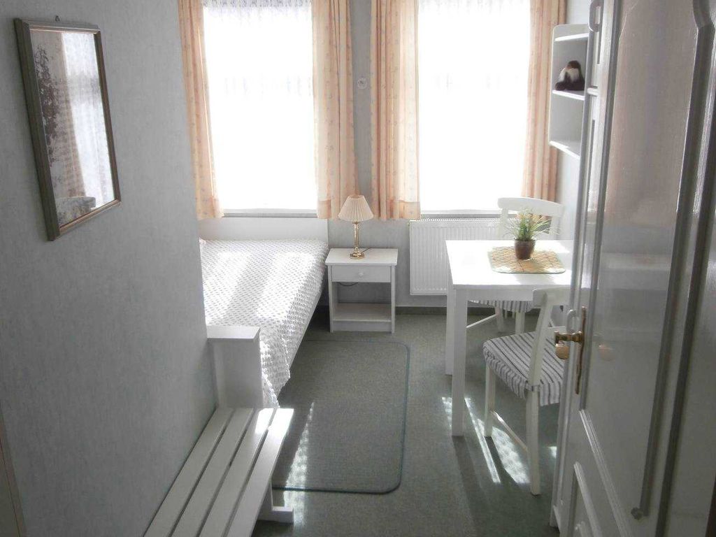 Das helle Giebelzimmer ist ein Einzelschlafzimmer, das Bett hat eine 
eine Länge von 1,90 m.
Auf Wunsch kann von uns ein Kinderreisebett aufgestellt werden.