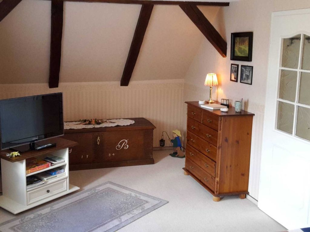 Im Wohnzimmer steht Ihnen natürlich ein Fernseher zur Verfügung.         WLA-Anschluss ist ebenfalls vorhanden .