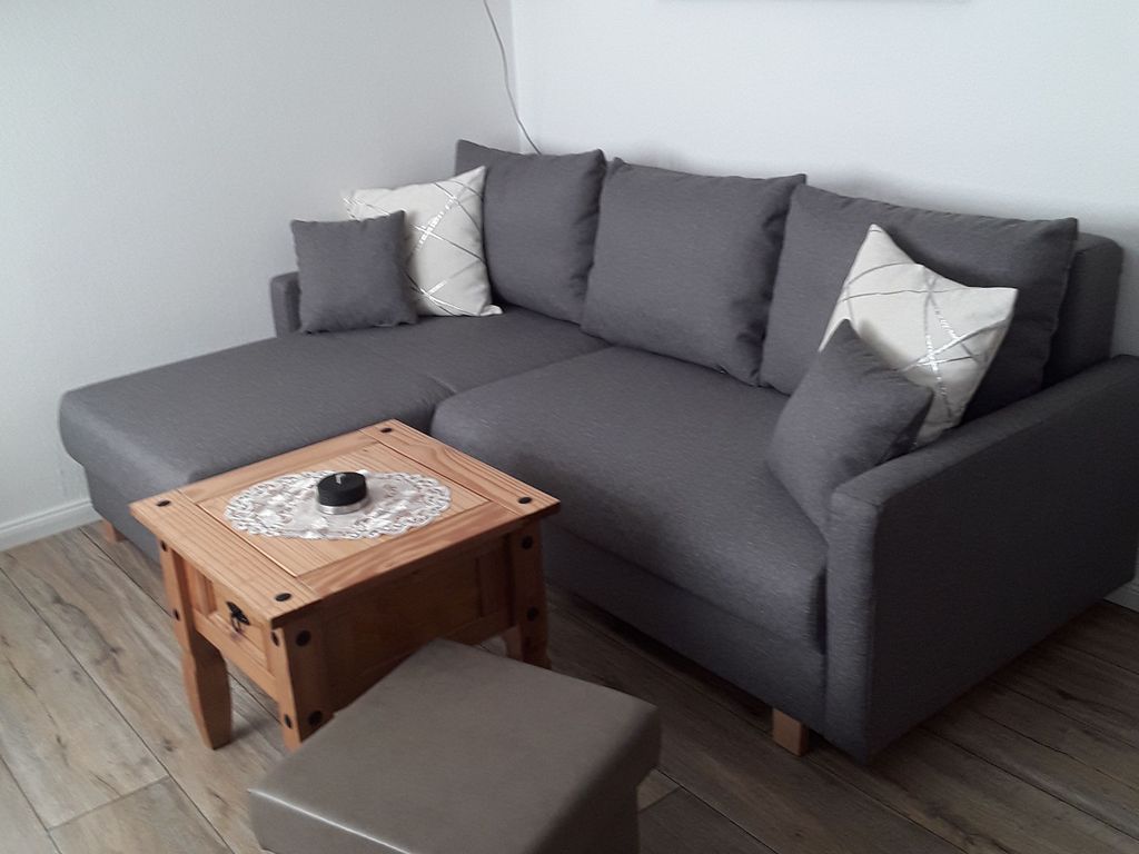 Wohnzimmer:
Flach TV, Bücher, Spiele, DVD Rekorder