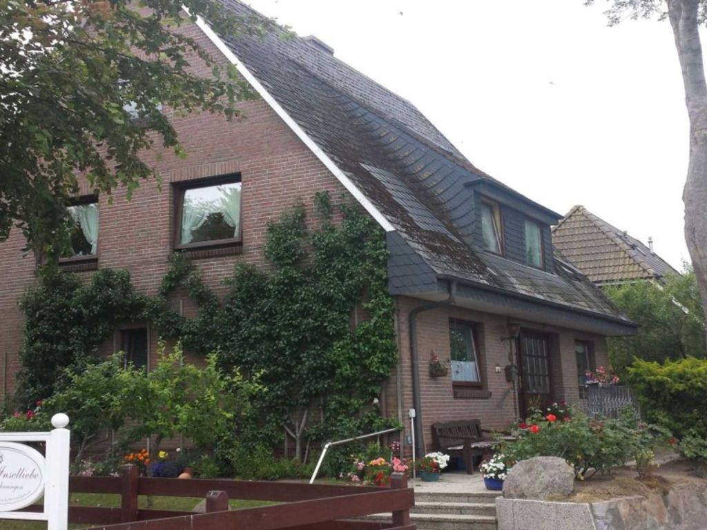 Das Haus an der Marsch ist 1981 erbaut worden. Es bietet Ihnen freie Aussicht auf die Marsch und befindet sich in ruhiger Lage. Unsere Ferienwohnung befindet sich im 1 OG.