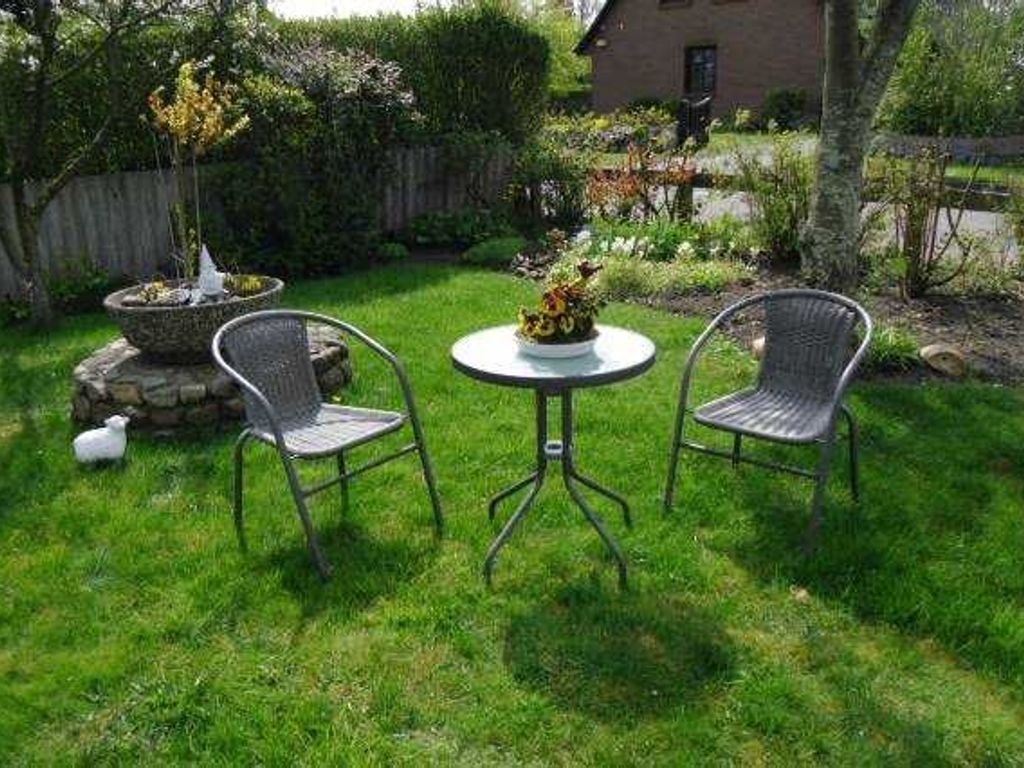 ...in unserem Garten finden Sie mehrere Sitzmöglichkeiten
