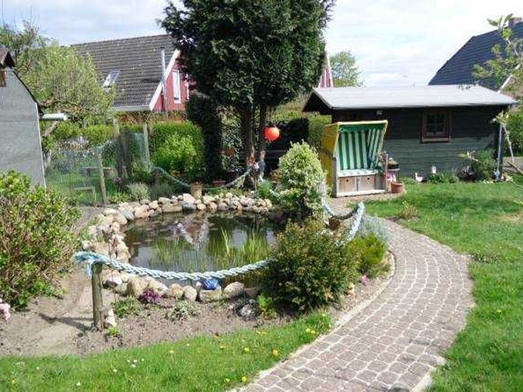 ...unser großer Garten steht Ihnen selbstverständlich zur Verfügung. Auch einen eigenen Strandkorb habne wir für Sie bereitgestellt. Hier haben Sie auch die Möglichkeit zum grillen.