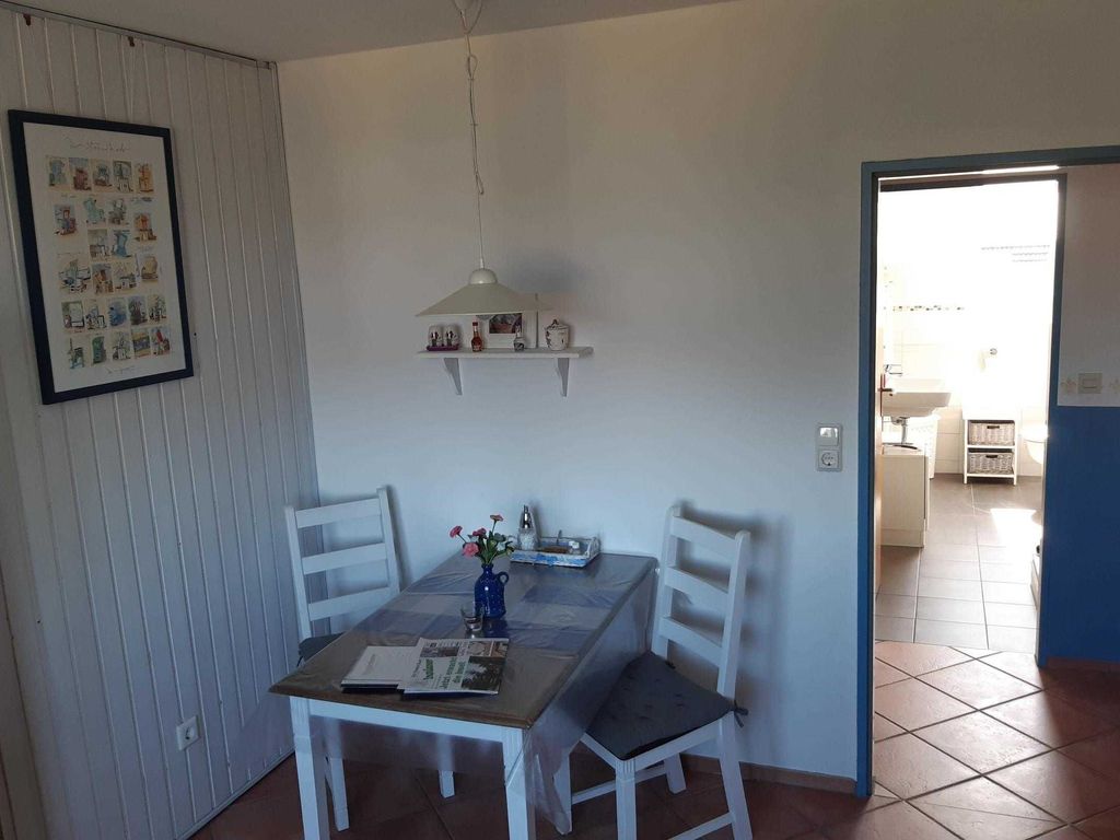 ...gemütliches Wohnzimmer, mit LCD Fernseher und Radio.
