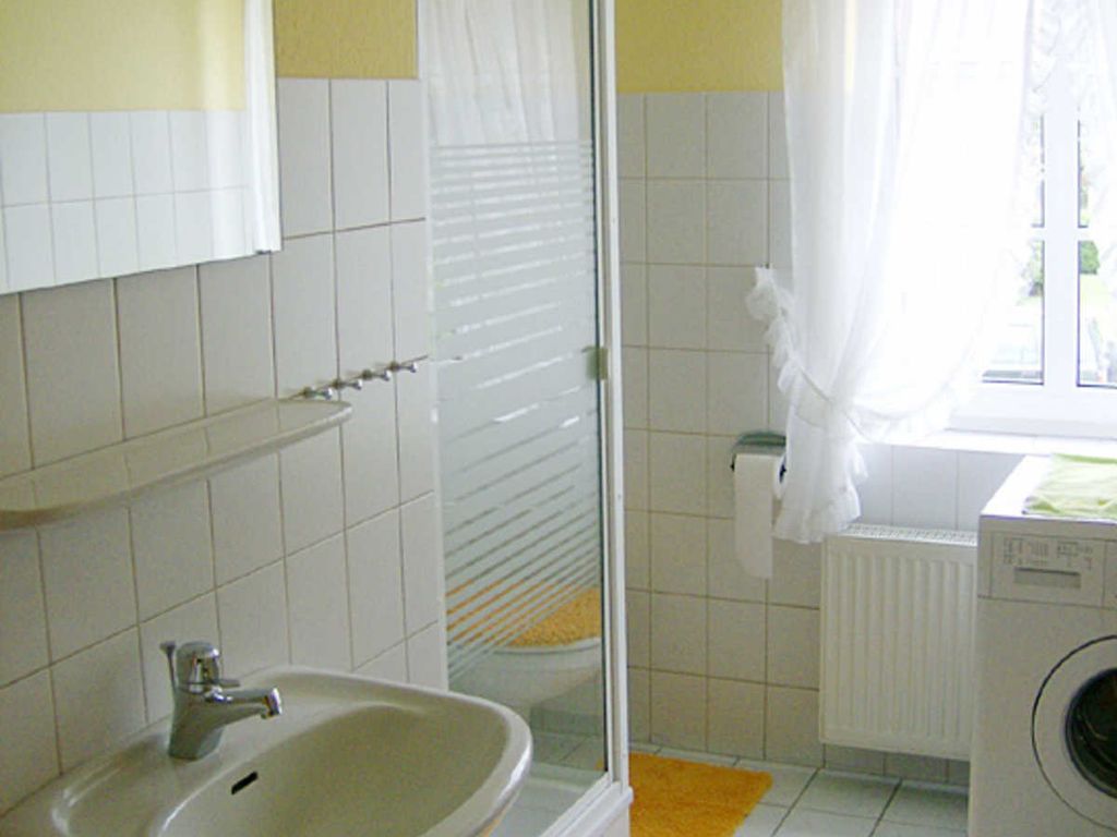 Das helle, freundliche Bad ist u.a. mit einer Waschmaschine ausgestattet