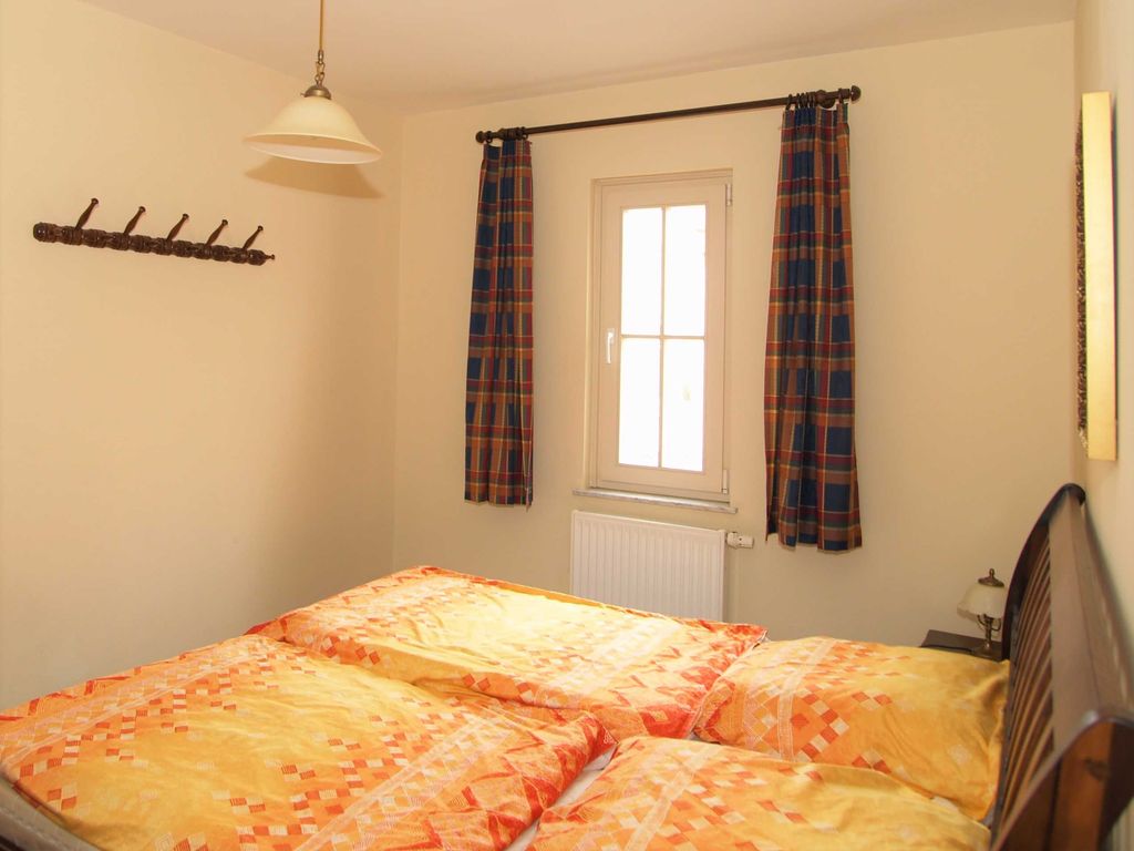 Das 1. Schlafzimmer mit Doppelbett