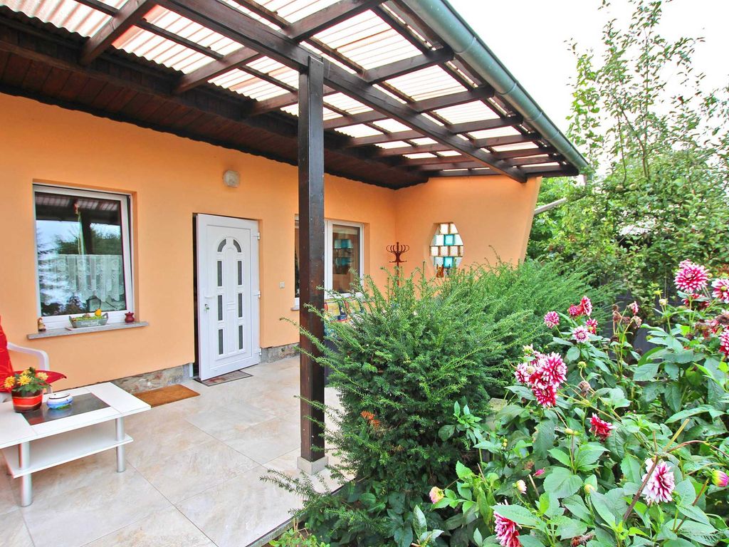 Überdachte Terrasse mit Eingangsbereich