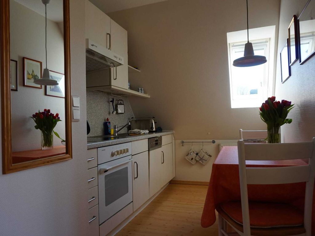 Küche mit Geschirrspülmaschine, Herd mit Backofen, Kaffeemaschine, Toaster, Wasserkocher.