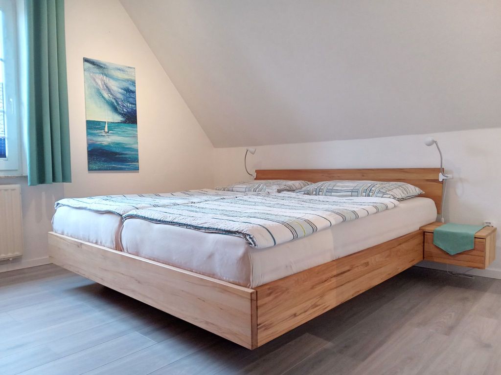 Das Schlafzimmer mit dem neuen schwebenden Doppelbett für gemütliche Stunden zu Zweit.