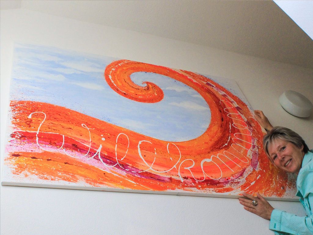 Ich heiße Sie im Treppenhaus herzlich Willkommen. Hier sehen Sie das erste von meinen Kunstwerken... weitere folgen in der Wohnung! Viel Spaß beim wirken lassen.