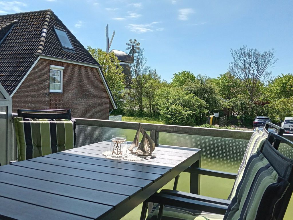 Terrasse mit Blick auf die Wrixumer Mühle.