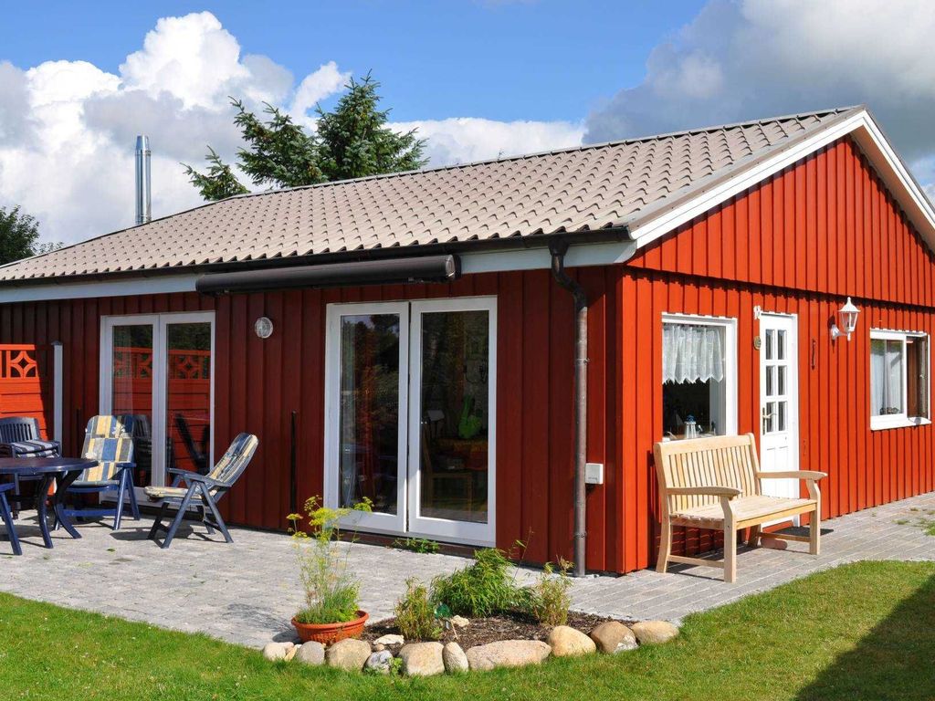 Unser Ferienhaus mit Sonnenterrasse und Garten.