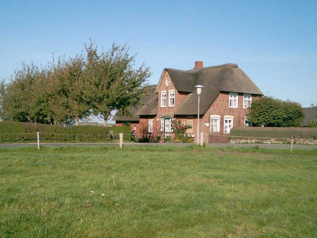 Unser Reetgedecktes Haus liegt am Dorfrand von Midlum.In unser gemütlich eingerichteten Wohnung finden sie Ruhe und Erholung. Im Nachbarort Oevenum gibt es einen Bäcker, einen Kaufmann, einen Fischladen, einen Fahrradverleih und einen Teeladen.Der wöchentliche Dorfmarkt findet auch in Oevenum statt.