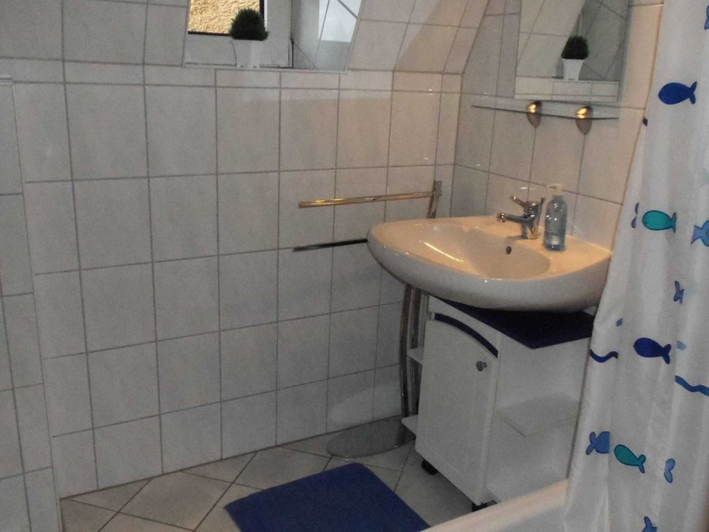Das Bad mit WC und Dusche.