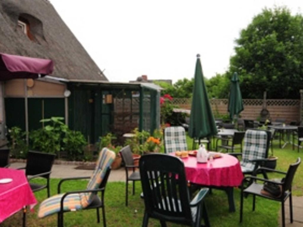 Der Garten ist bei der Bevölkerung und bei den Gästen sehr beliebt.###br###Hier trifft man sich zum Klöschnack oder wie jeden Freitag zum Skat.###br###Auch nach dem Feuerwehrdienst ist man hier anschließend###br###gerne noch auf das eine oder andere Bier.