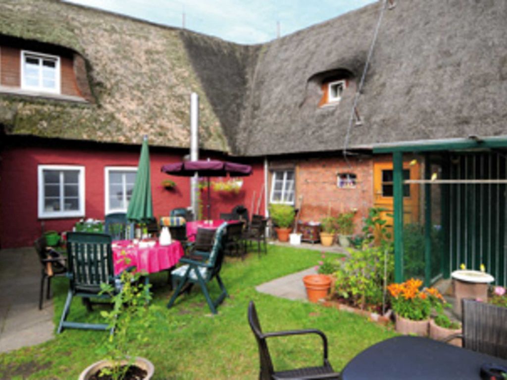 Der Garten ist bei der Bevölkerung und bei den Gästen sehr beliebt.###br###Hier trifft man sich zum Klöschnack oder wie jeden Freitag zum Skat.###br###Auch nach dem Feuerwehrdienst ist man hier anschließend###br###gerne noch auf das eine oder andere Bier.