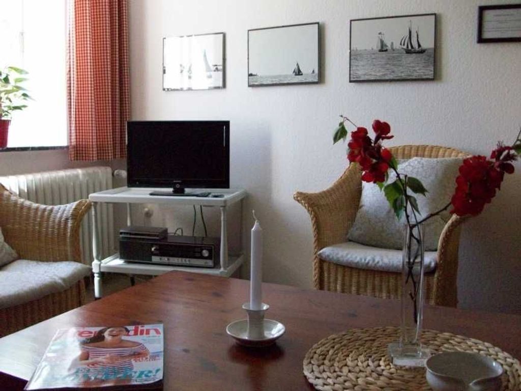 Blick vom Sofa. Der Fernseher hat Sat-Empfang.