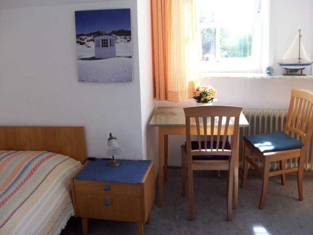 Jedes Schlafzimmer hat einen kleinen Tisch und zwei Stühle. So kann man sich auch mal vom Familienbetrieb zurückziehen und in Ruhe die Urlaubskarten schreiben.