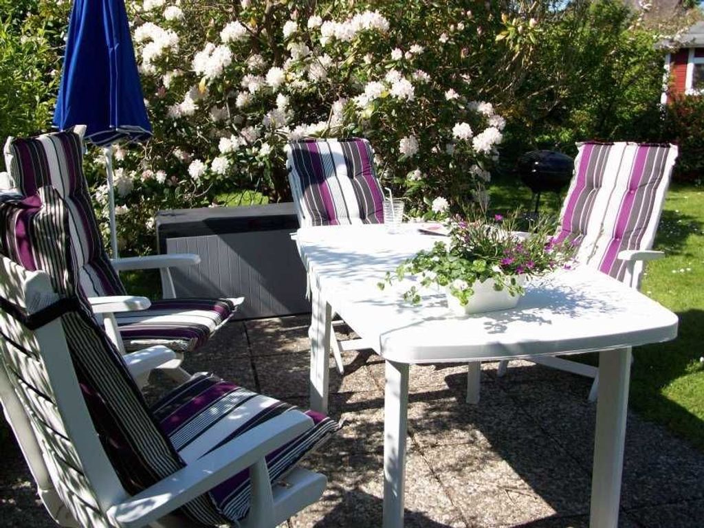 Faulenzen, spielen, in Ruhe lesen, die Sonne genießen oder abends nach einem Strandaufenthalt den Tag beim Grillen ausklingen lassen können Sie im großen Garten. Eine Sitzgruppe, Liegestühle und Grill 
gehören zu Ihrer Ferienwohnung.