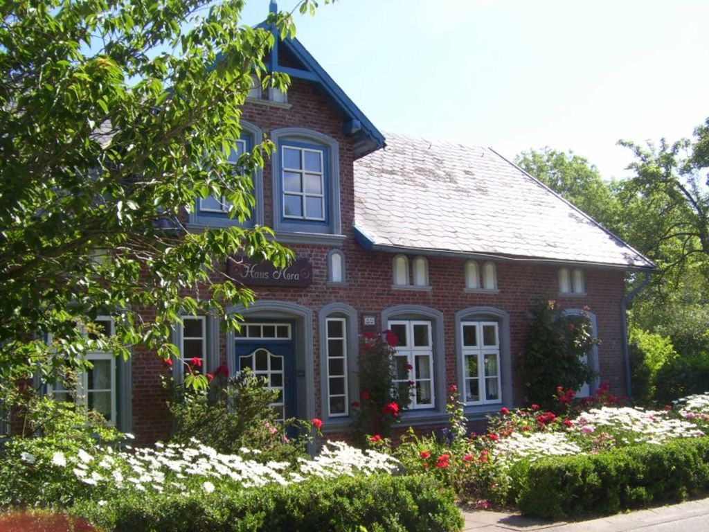 Haus Flora mit geschütztem Garten in ruhiger Lage und doch nur 2 - 5 Geh-Minuten zu Kaffeestuben, Restaurant und Kaufmann entfernt.