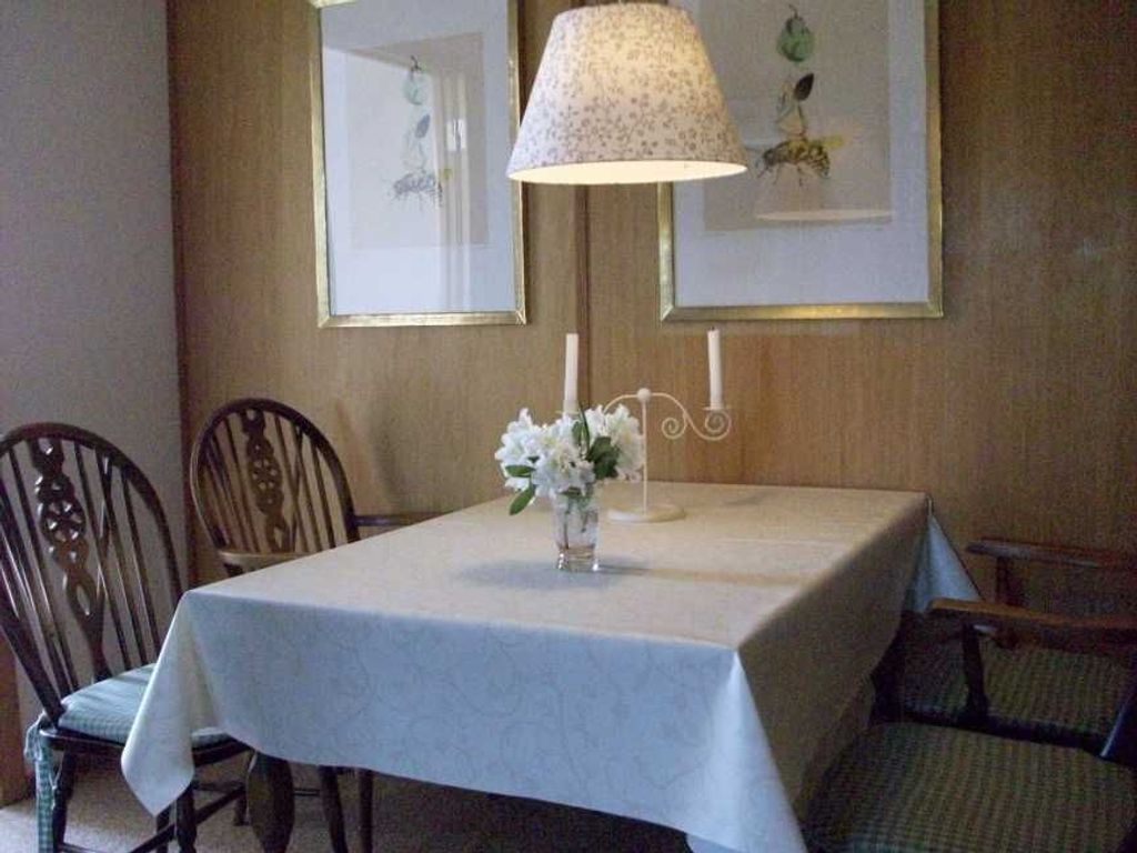 Der Tisch in der Eßdiele läßt sich 2-fach ausziehen und bietet bequem Platz für 6 Personen.