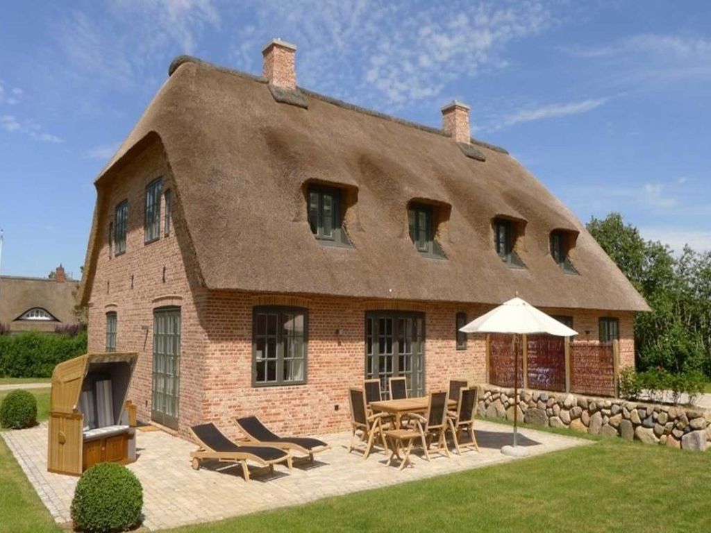 Großes Reetdachhaus mit friesischem Charakter