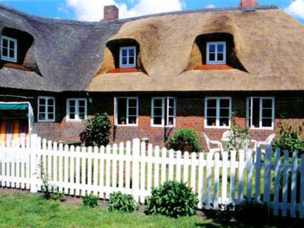 Der Garten ist zur Südseite gelegen u. allseitig umzäunt. Es sind Gartenmöbel und Strandkorb vorhanden.
