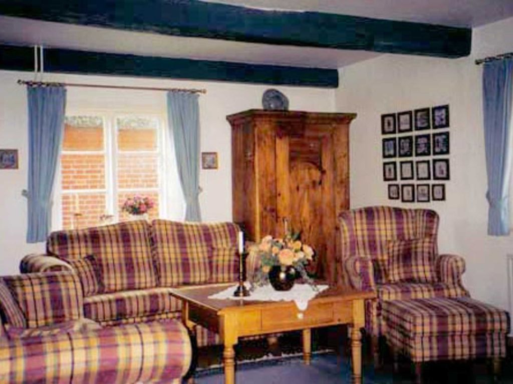 Platz für bis zu 6 Personen. Im Haus befinden sich ein Wohnzimmer,3 sep. Schlafzimmer, eine Küche und zwei Bäder.Ansicht vom Wohnzimmer. Kostenlose WLAN-Nutzung ist möglich.
